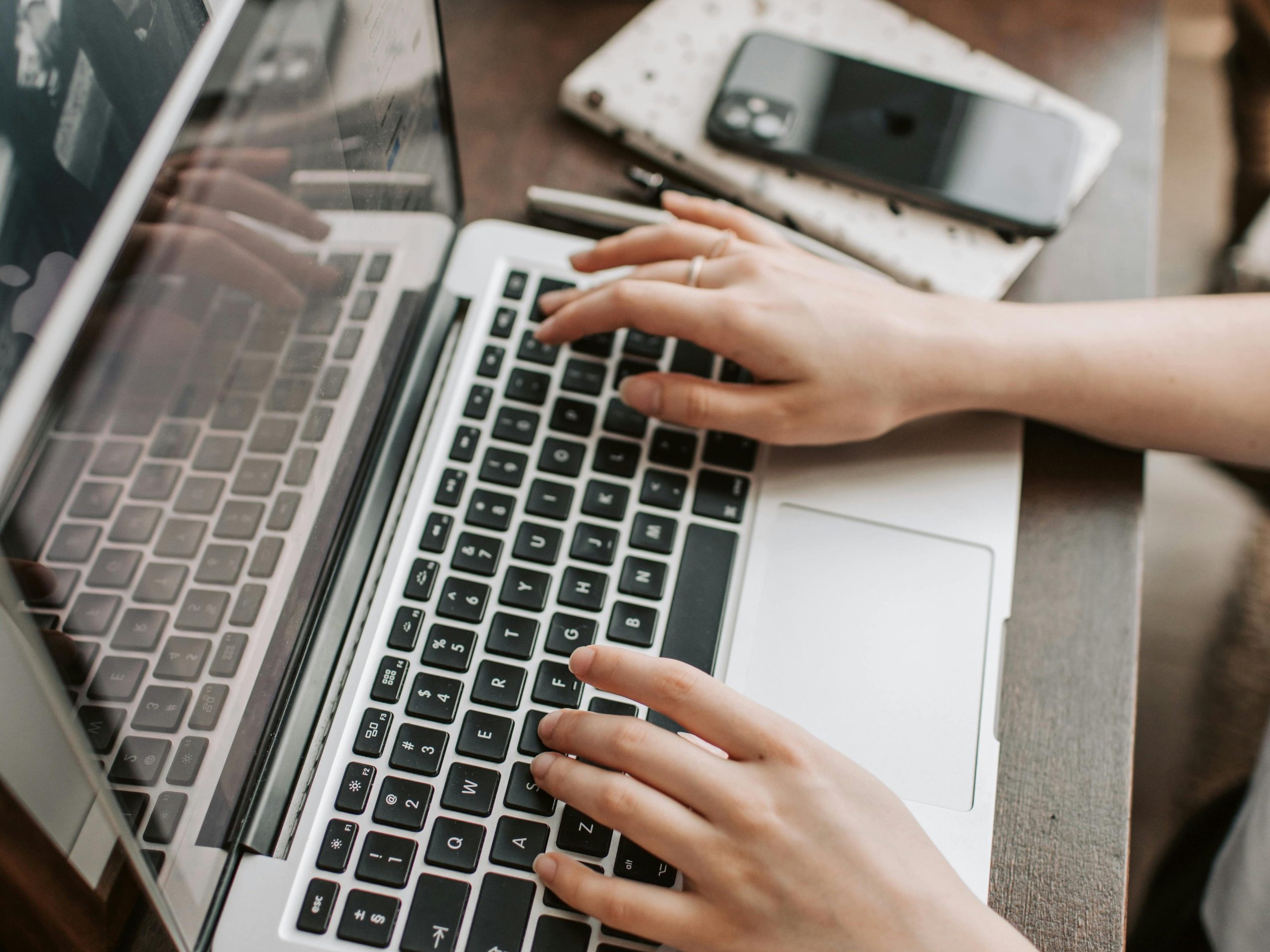 Virtuelle Assistentin am Laptop